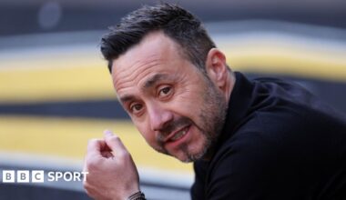 Tottenham boss Roberto de Zerbi reacts on the touchline during a Premier League match against Wolves at Molineux
