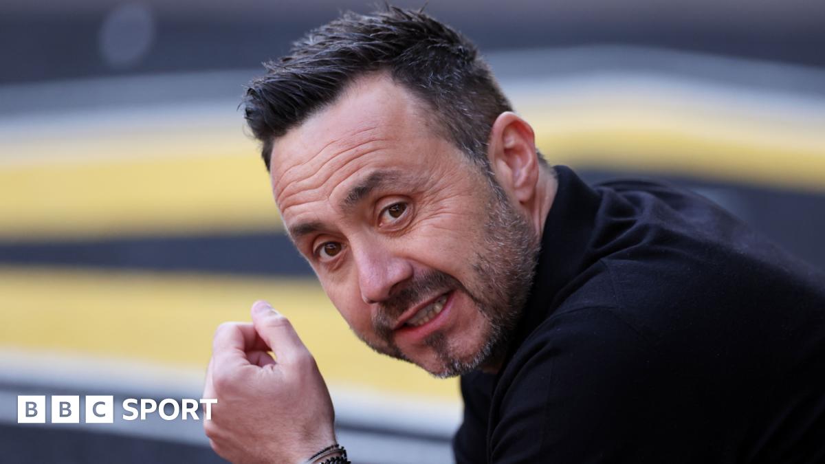 Tottenham boss Roberto de Zerbi reacts on the touchline during a Premier League match against Wolves at Molineux