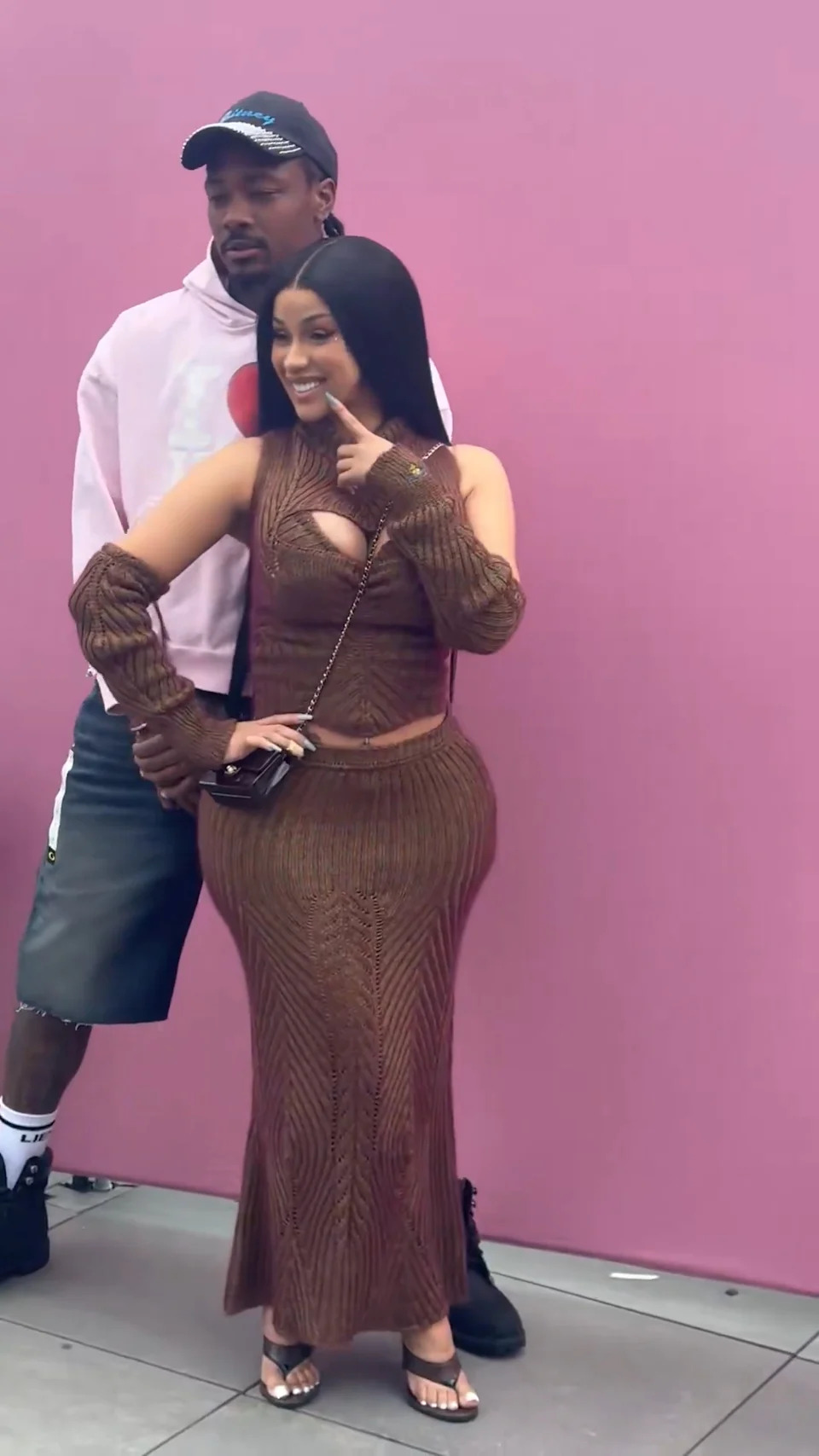 The duo posed for photos in the video clip. X/therealknelson