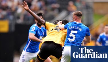 Strikers with long hair are a problem, says Le Bris after Ballard red for hair pull | Premier League
