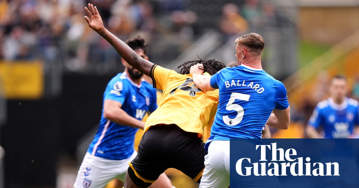 Strikers with long hair are a problem, says Le Bris after Ballard red for hair pull | Premier League