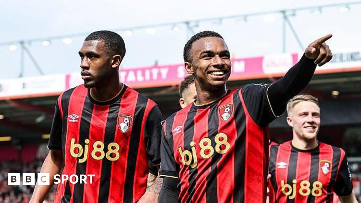 Eli Junior Kroupi of Bournemouth celebrates