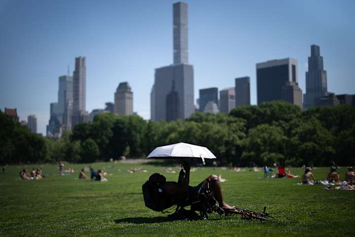 Eastern US sweats through another hot day before rain, cold move in