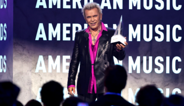 Billy Idol receives AMA Lifetime Achievement Award: 'Find out who you are and be it!'