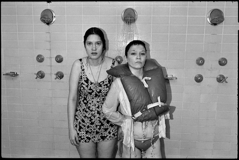 Mary Ellen Mark, [Mona and Beth in the shower, Ward 81, Oregon State Hospital, Salem, Oregon, USA], 1976.