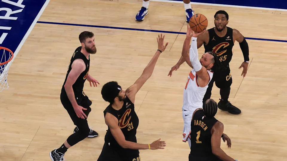 New York Knicks guard Jalen Brunson hits a clutch shot during playoff game versus Cleveland CavaliersVincent Carchietta-Imagn Images