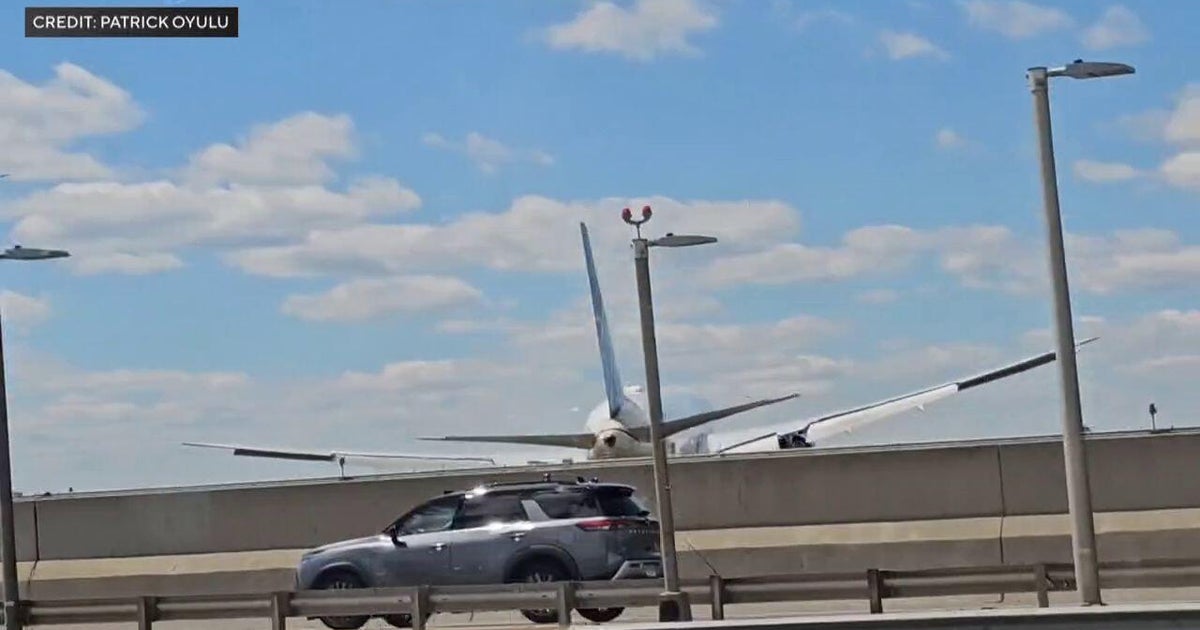 United flight landing at Newark Liberty Airport strikes light pole on New Jersey Turnpike, FAA says