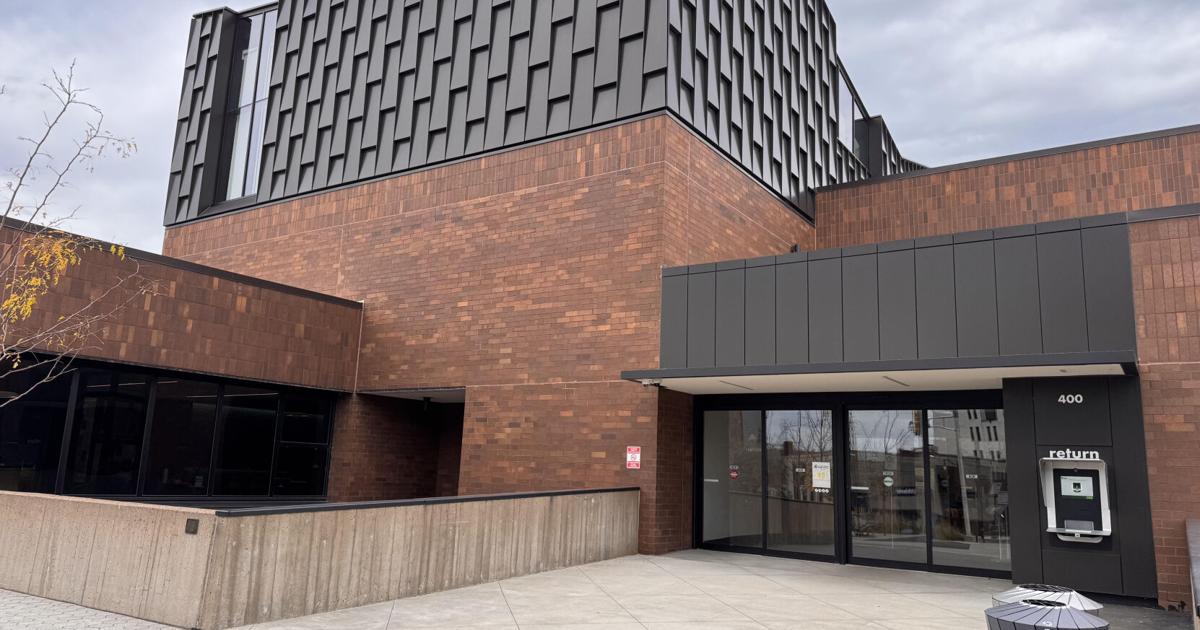 Bear captured on camera outside L.E. Phillips Memorial Library | Eye On Eau Claire