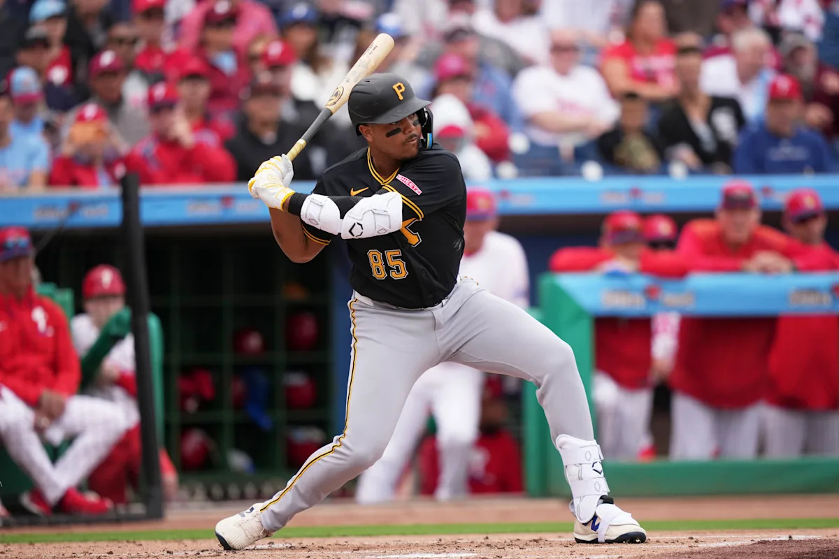 Pirates call up red-hot prospect Esmerlyn Valdez, start him in right field at Toronto