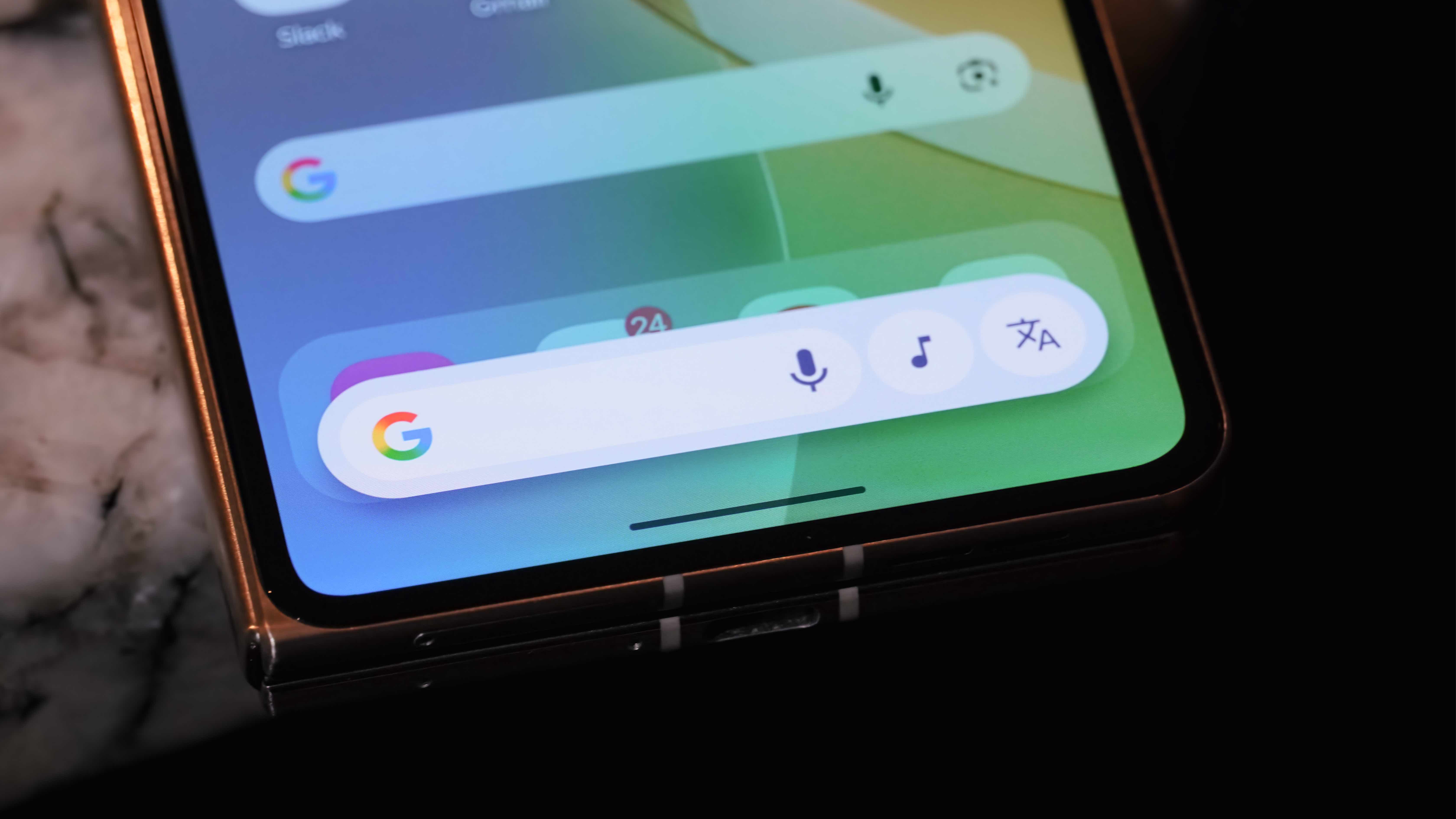 Using Circle to Search to recognize music on a Motorola Razr Fold.
