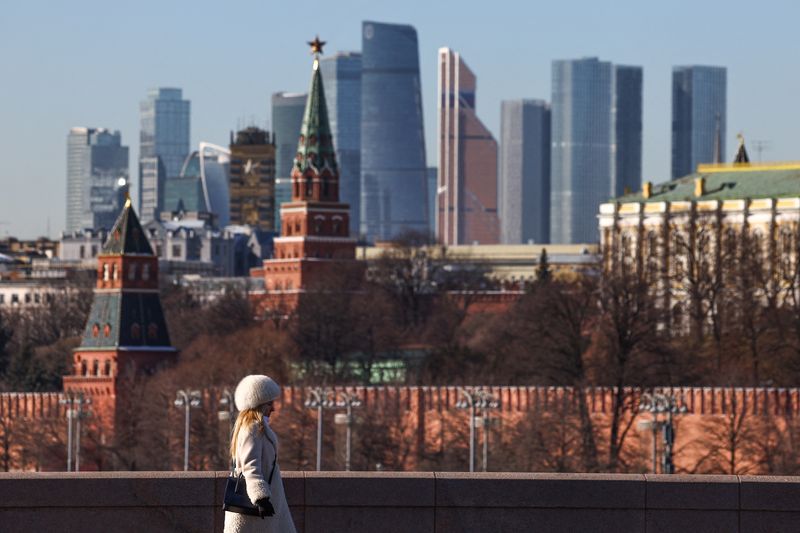 Kremlin plays down Russian economic forecast downgrades