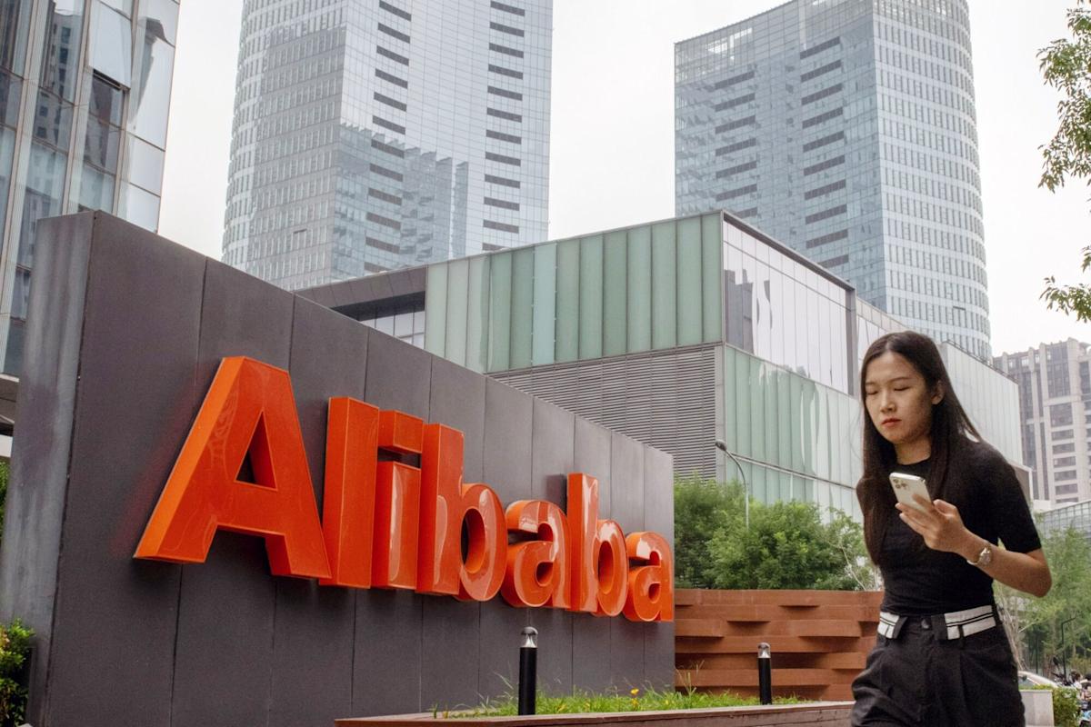 Alibaba, Tencent Investors Look Past Slow Growth to AI Potential