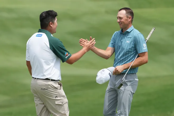 May 22, 2026; McKinney, Texas, USA; Sungjae Im and Jordan Spieth shake hands on the ninth green after finishing play during the second round of THE CJ CUP Byron Nelson golf tournament. Mandatory Credit: Raymond Carlin III-Imagn Images