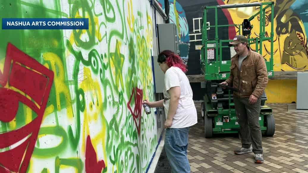 Nashua, New Hampshire mural: Students work with artist