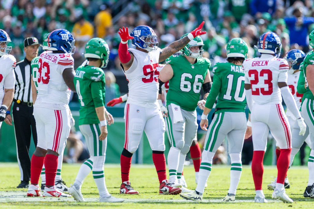 New York Giants defensive tackle Roy Robertson-Harris (95) reacts after a missed field goal against the Philadelphia Eagles.