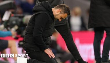 Roberto de Zerbi slumps to his knees during Tottenham Hotspur's draw at home to Leeds United