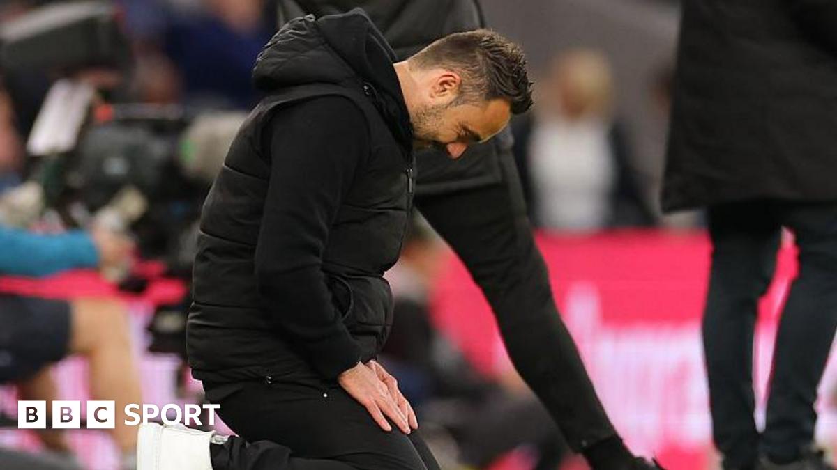 Roberto de Zerbi slumps to his knees during Tottenham Hotspur's draw at home to Leeds United