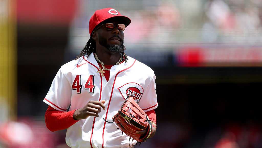 Elly De La Cruz abruptly leaves Reds' series finale against Braves with hamstring injury