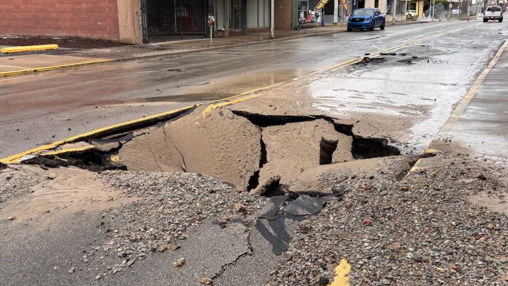 Water main break floods roads in McKeesport, Allegheny County