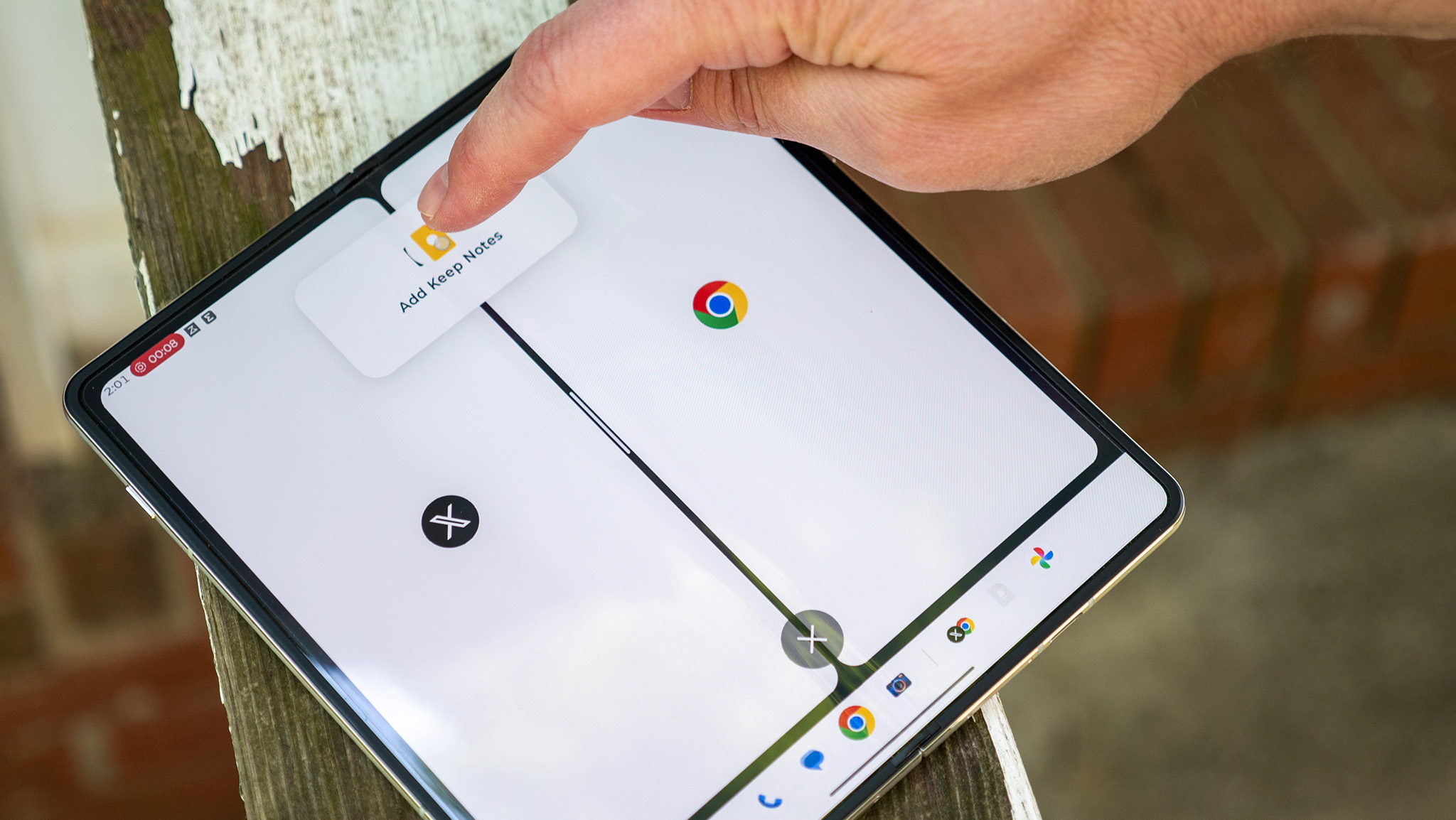 Using multiple apps at a time on a Motorola Razr Fold 2026