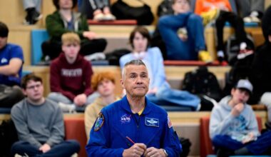 NASA astronaut's Longmont visit inspires students