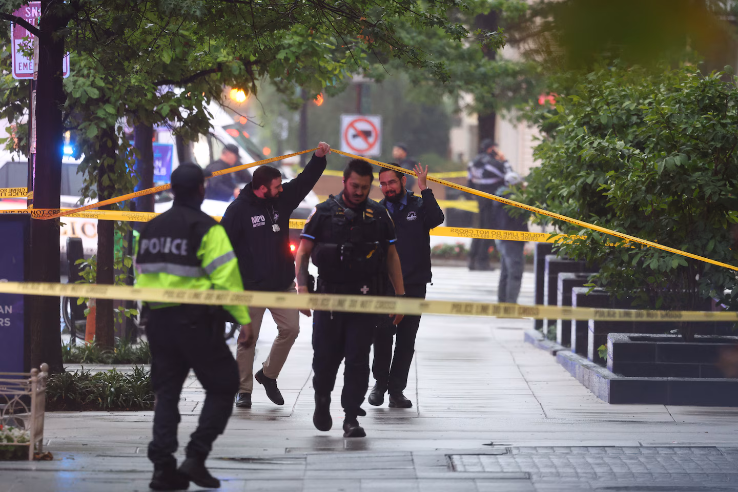 Suspected gunman dead after exchanging fire with Secret Service near White House