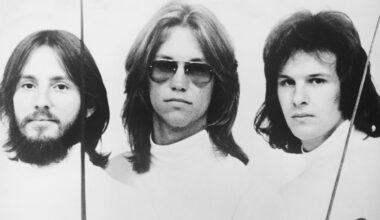 3 Acoustic Classic Rock Songs From the 1970s You’ll Recognize in Two Seconds