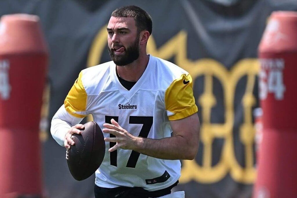 Skylar Thompson #17 of the Pittsburgh Steelers in action during Minicamp at UPMC Rooney Sports Complex on June 12, 2025, in Pittsburgh, Pennsylvania.