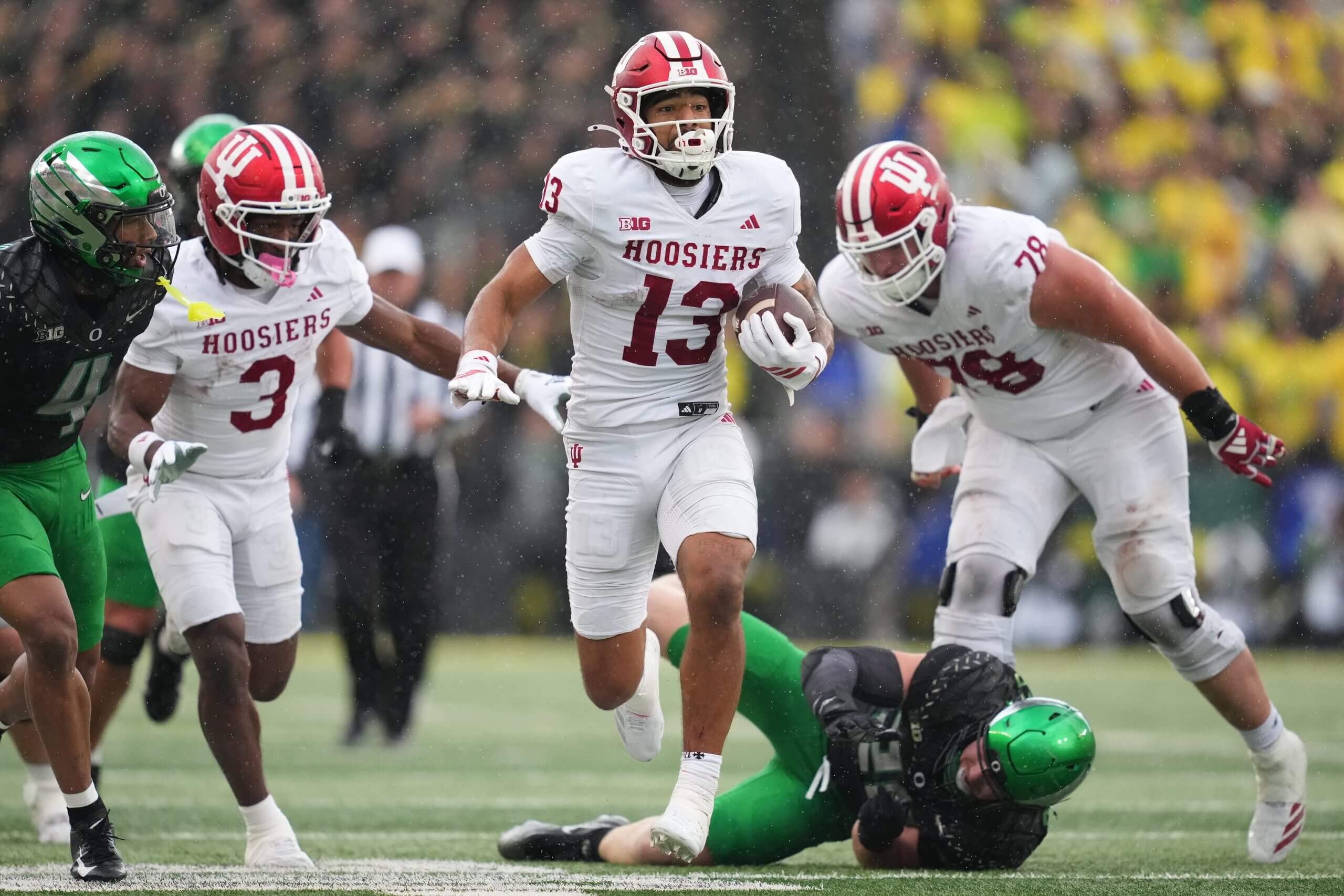 Elijah Sarratt runs with the football. 