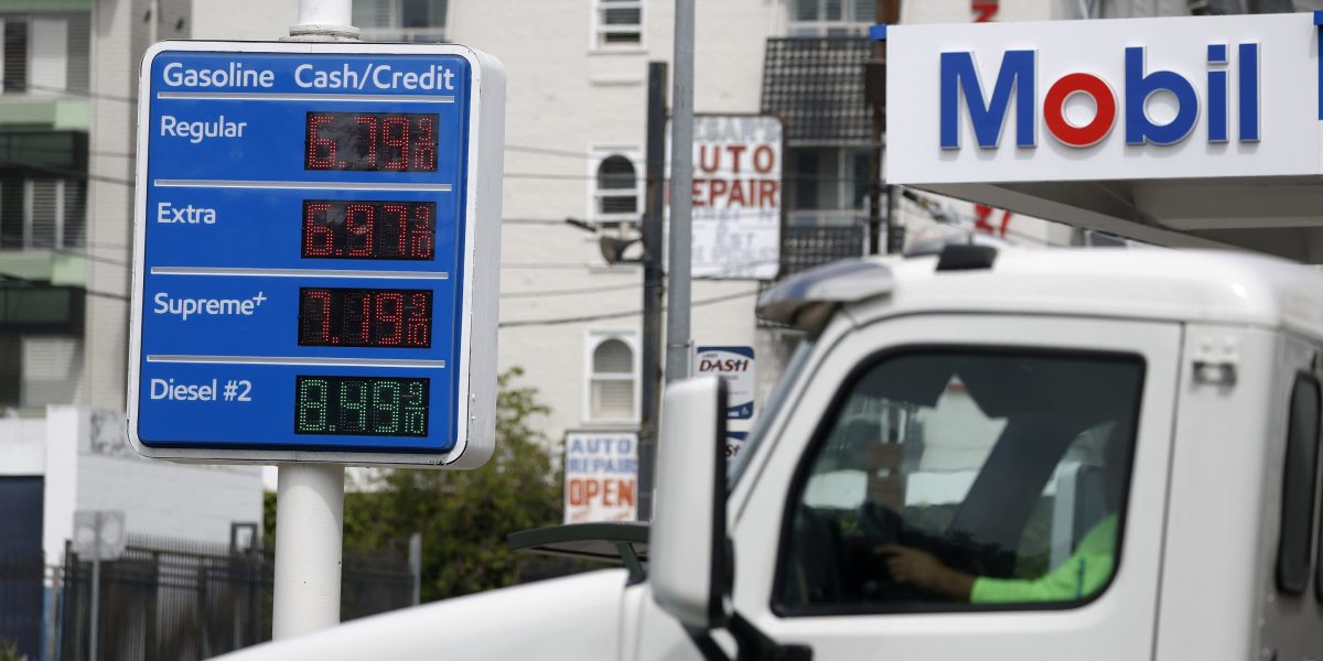 'Americans are literally getting squeezed': A top economist on why your wages are disappearing