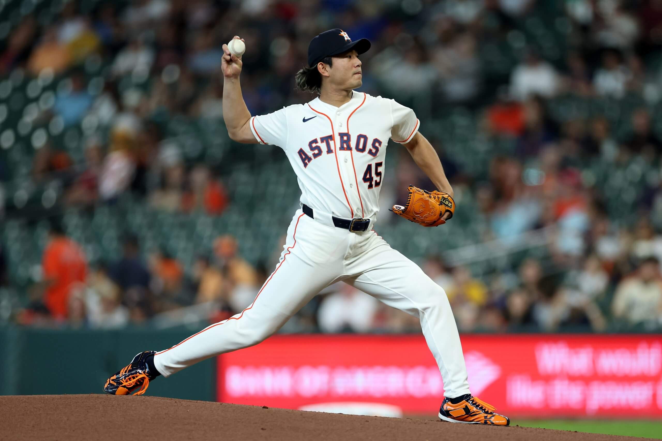 Tatsuya Imai delivers a pitch.
