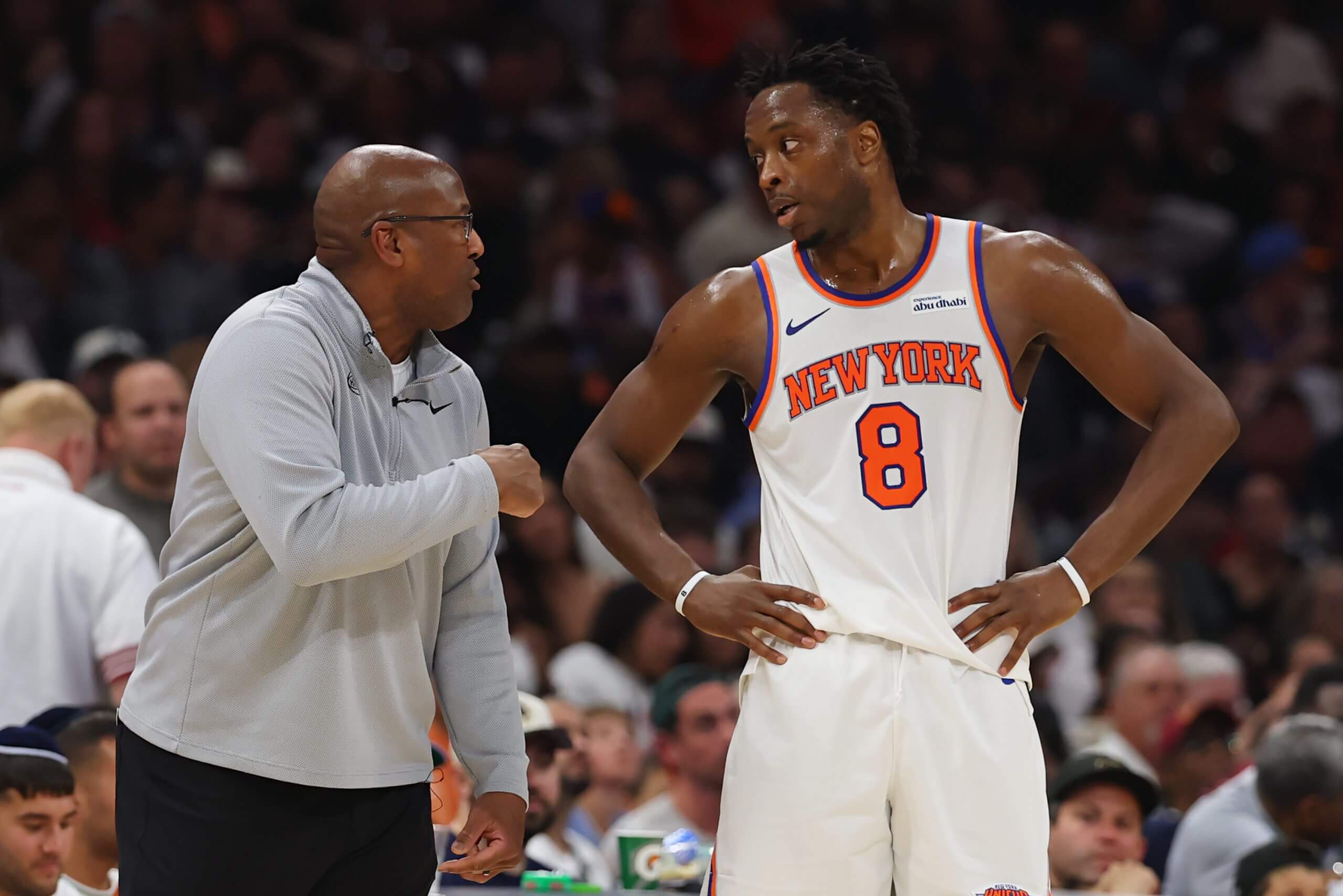 Knicks coach Mike Brown speaks with OG Anunoby during the second quarter against the Cleveland Cavaliers on Monday night.
