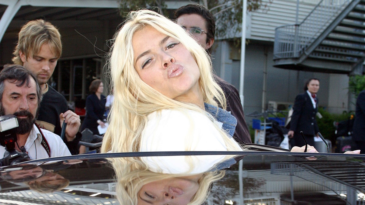Anna Nicole Smith and Larry Birkhead standing at Sydney International Airport