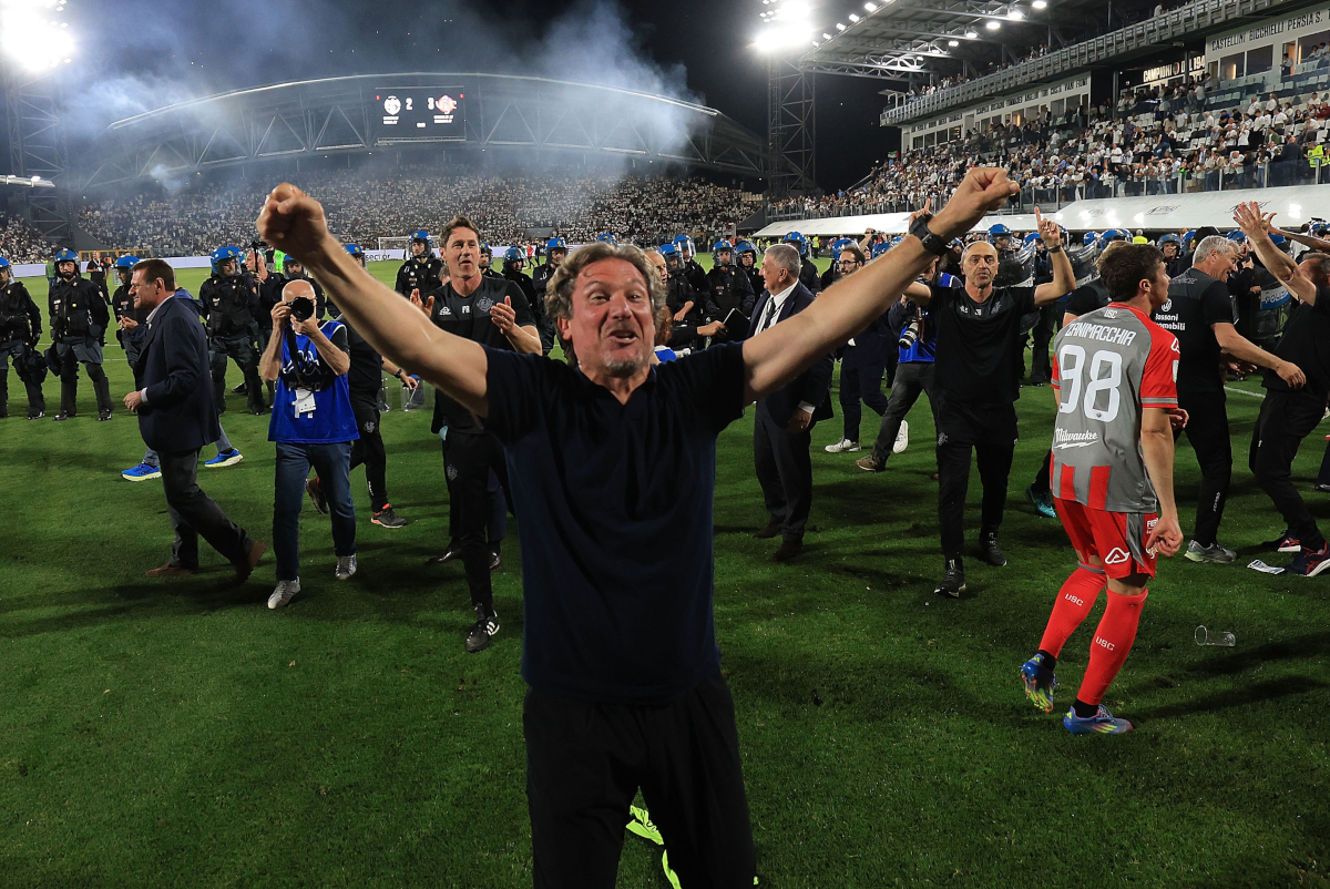 LA SPEZIA, ITALY - JUNE 1: Giovanni Stroppa manager of US Cremonese celebrates their victory after the Serie B match between Spezia Calcio and US Cremonese Serie B Play-off Final at Stadio Alberto Picco on June 1, 2025 in La Spezia, Italy. (Photo by Gabriele Maltinti/Getty Images)