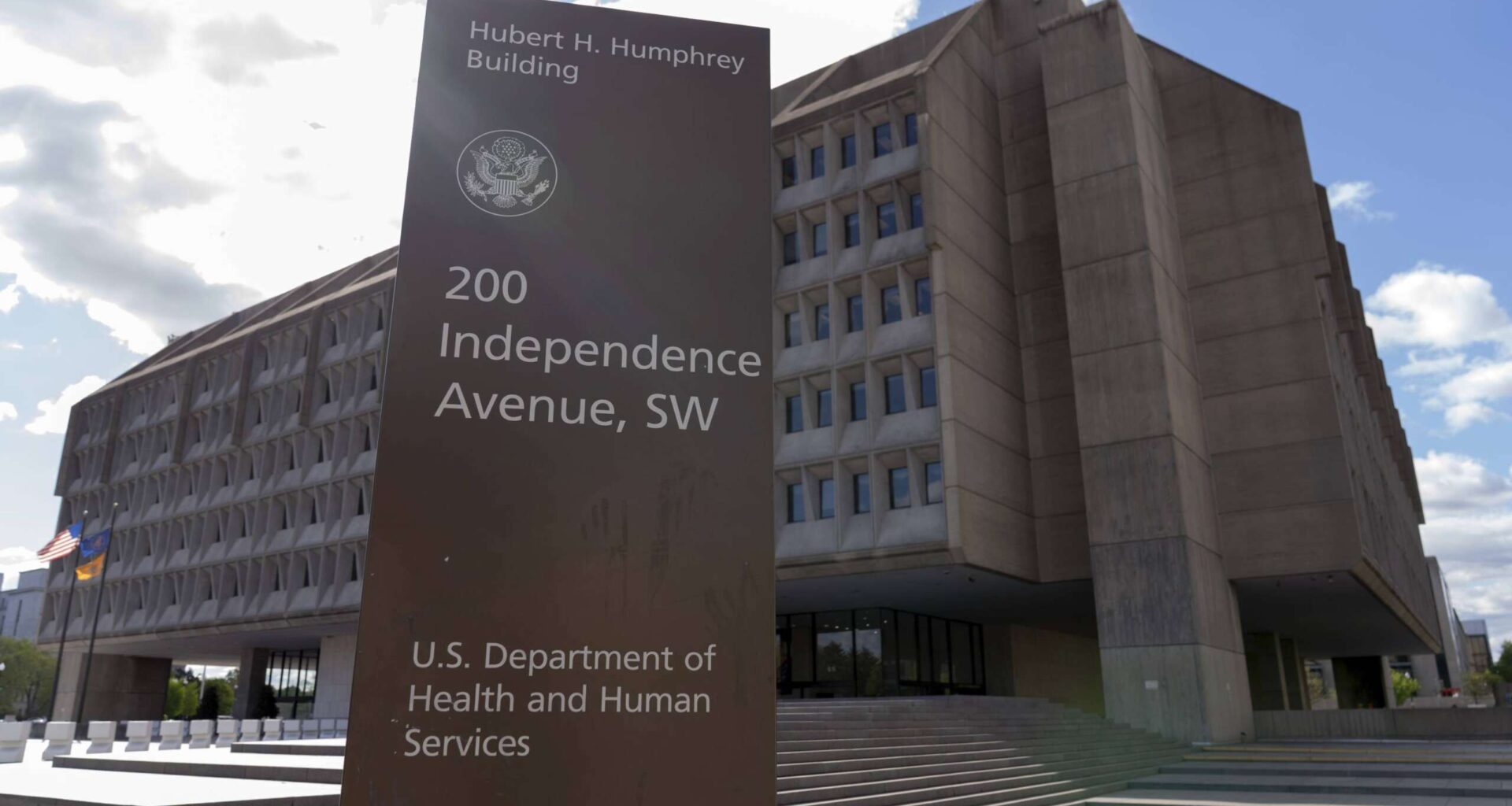 HHS shrinks cash awards for top performers, shifting funds to bonuses with less clear criteria