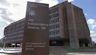 HHS shrinks cash awards for top performers, shifting funds to bonuses with less clear criteria