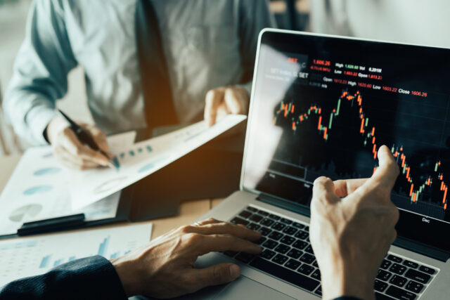 Investors are pointing to laptops that have investment information stock markets and partners taking notes and analyzing performance data
