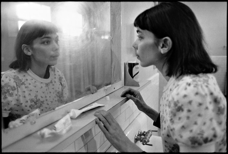 Mary Ellen Mark, [Carol T. in the Mirror, Ward 81, Oregon State Hospital, Salem, Oregon, USA], 1976.