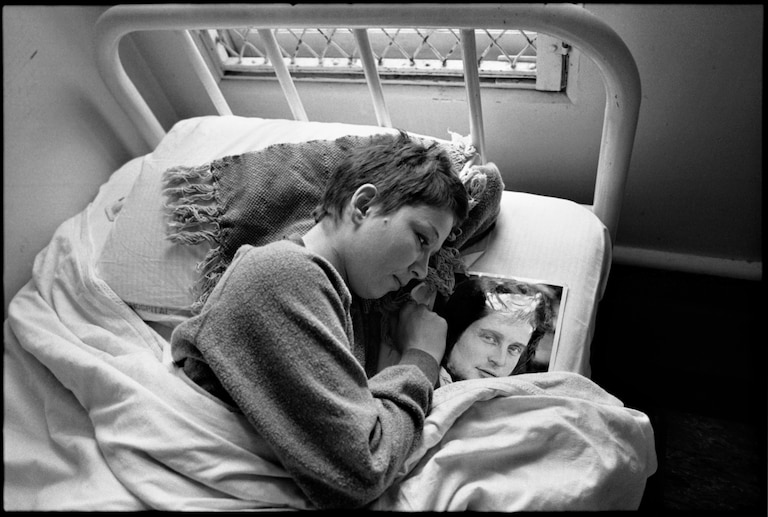 Mary Ellen Mark, [Mona with Michael Douglas’s Picture, Ward 81, Oregon State Hospital, Salem, Oregon, USA], 1976.