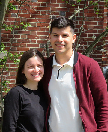 Javier Román M ’14 (right) with his wife, Adriana López, during their visit to campus.