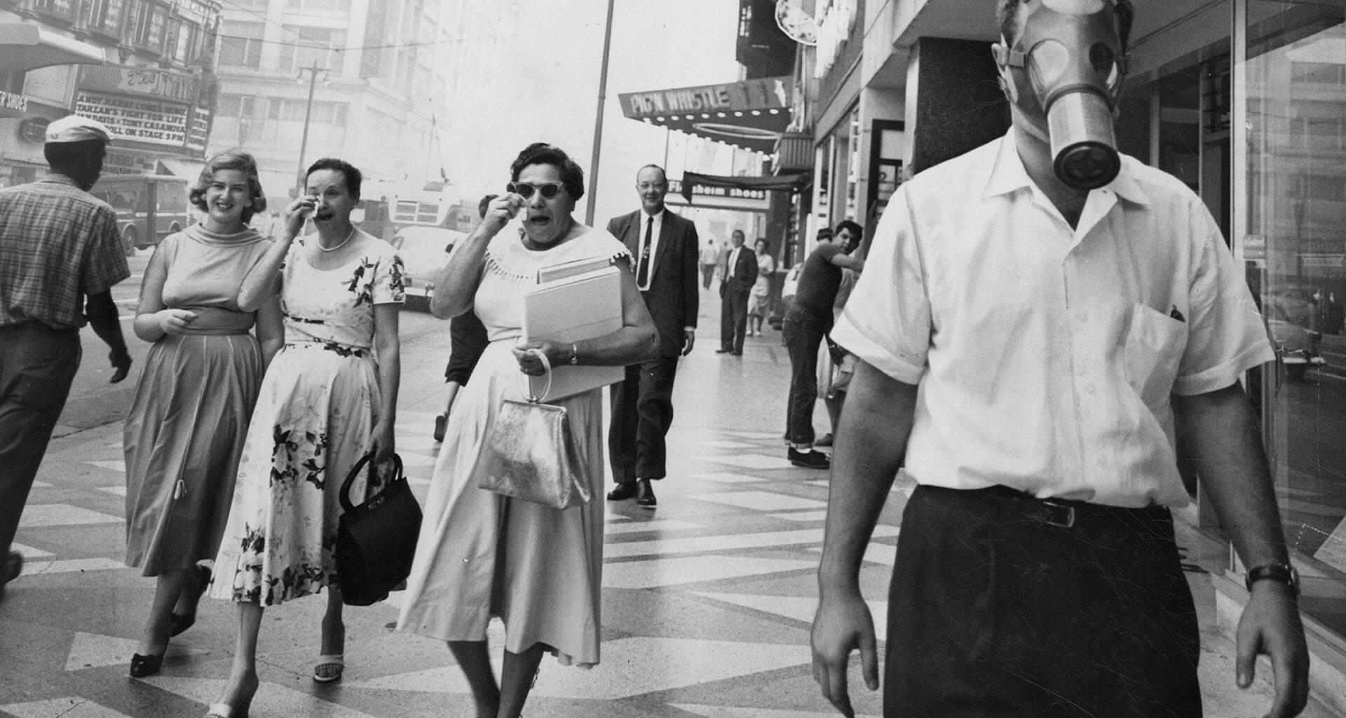 People walk around downtown Los Angeles as smog fills the sky in 1958. Credit: Herald Examiner Collection/Los Angeles Public Library