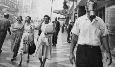 People walk around downtown Los Angeles as smog fills the sky in 1958. Credit: Herald Examiner Collection/Los Angeles Public Library