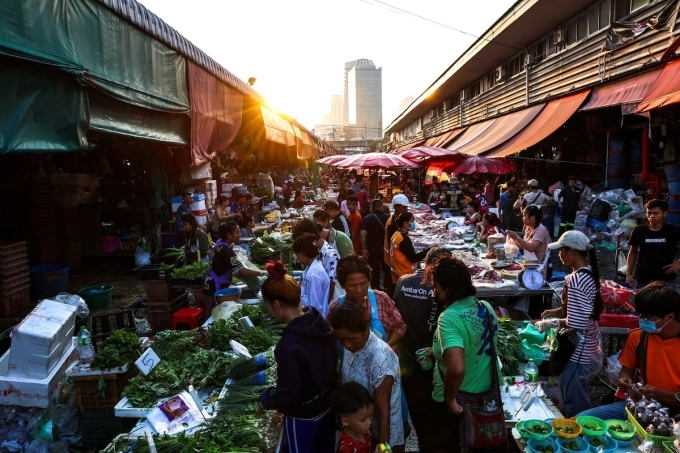 People shop at a market in Bangkok, Thailand, May 2, 2024. Photo by Reuters