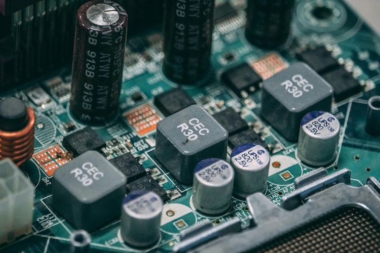 Electronic components on a circuit board showcasing capacitors and semiconductors. (Photo: Pexels)