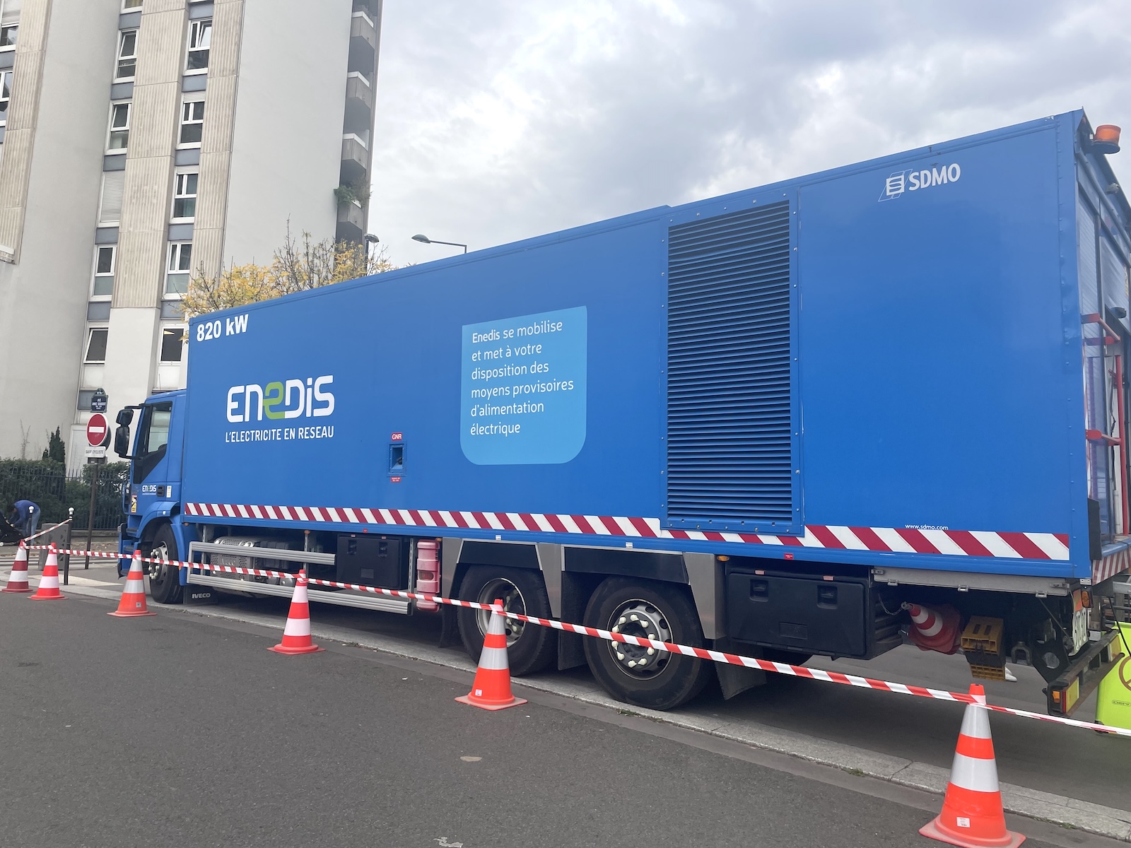 A blue mobile air conditioning unit in Paris