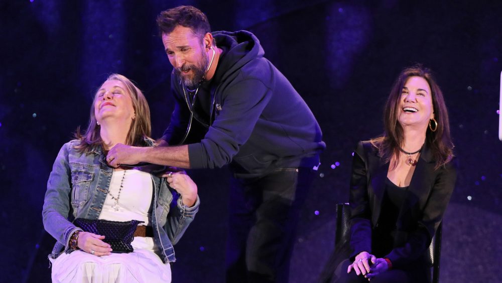 Noah Wyle Gives Fans Physicals as Dr. Robby at Charity Auction