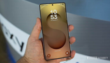 Samsung Galaxy S25 Ultra in Titanium Pinkgold Display