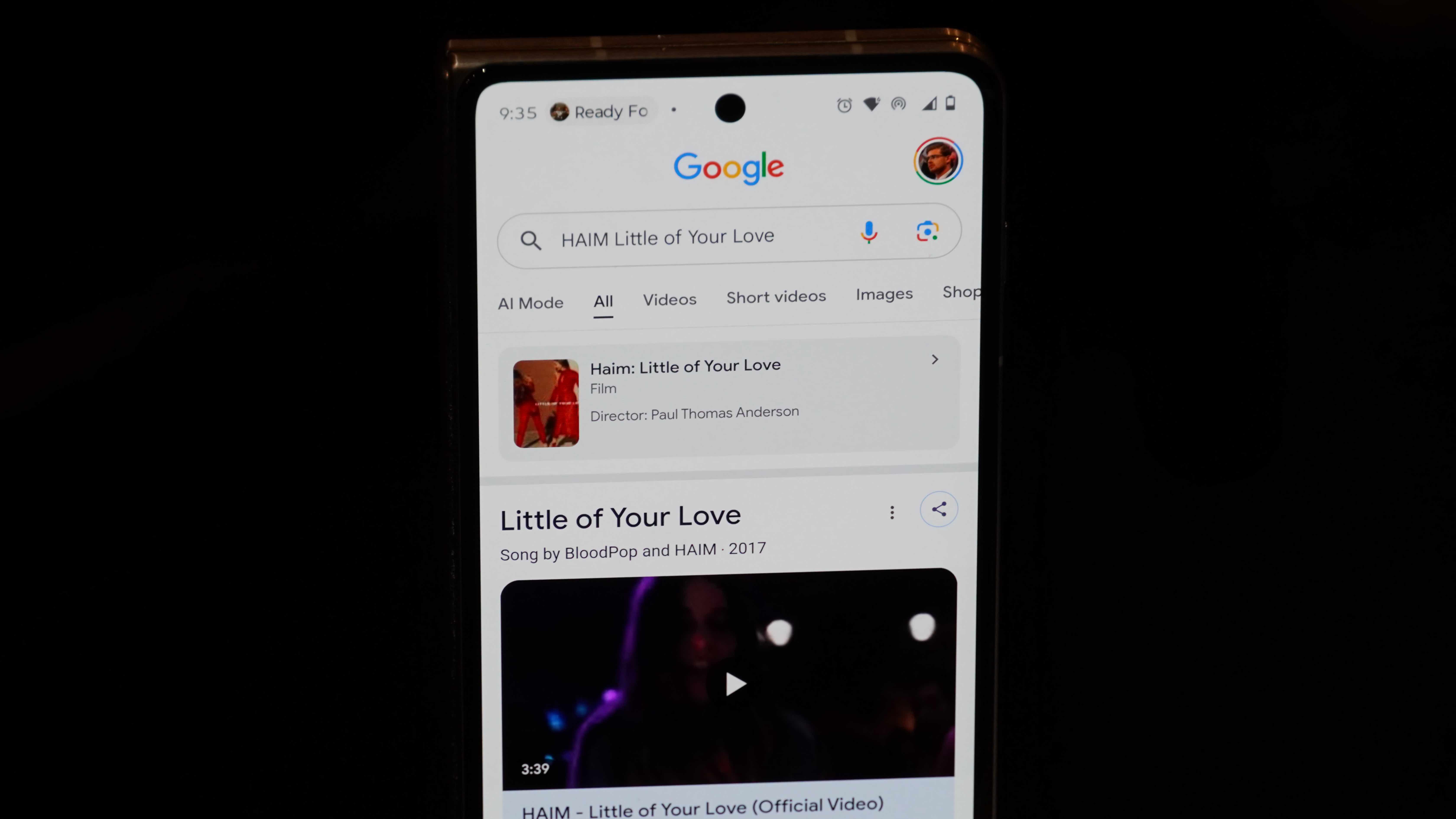 Using Circle to Search to recognize music on a Motorola Razr Fold.