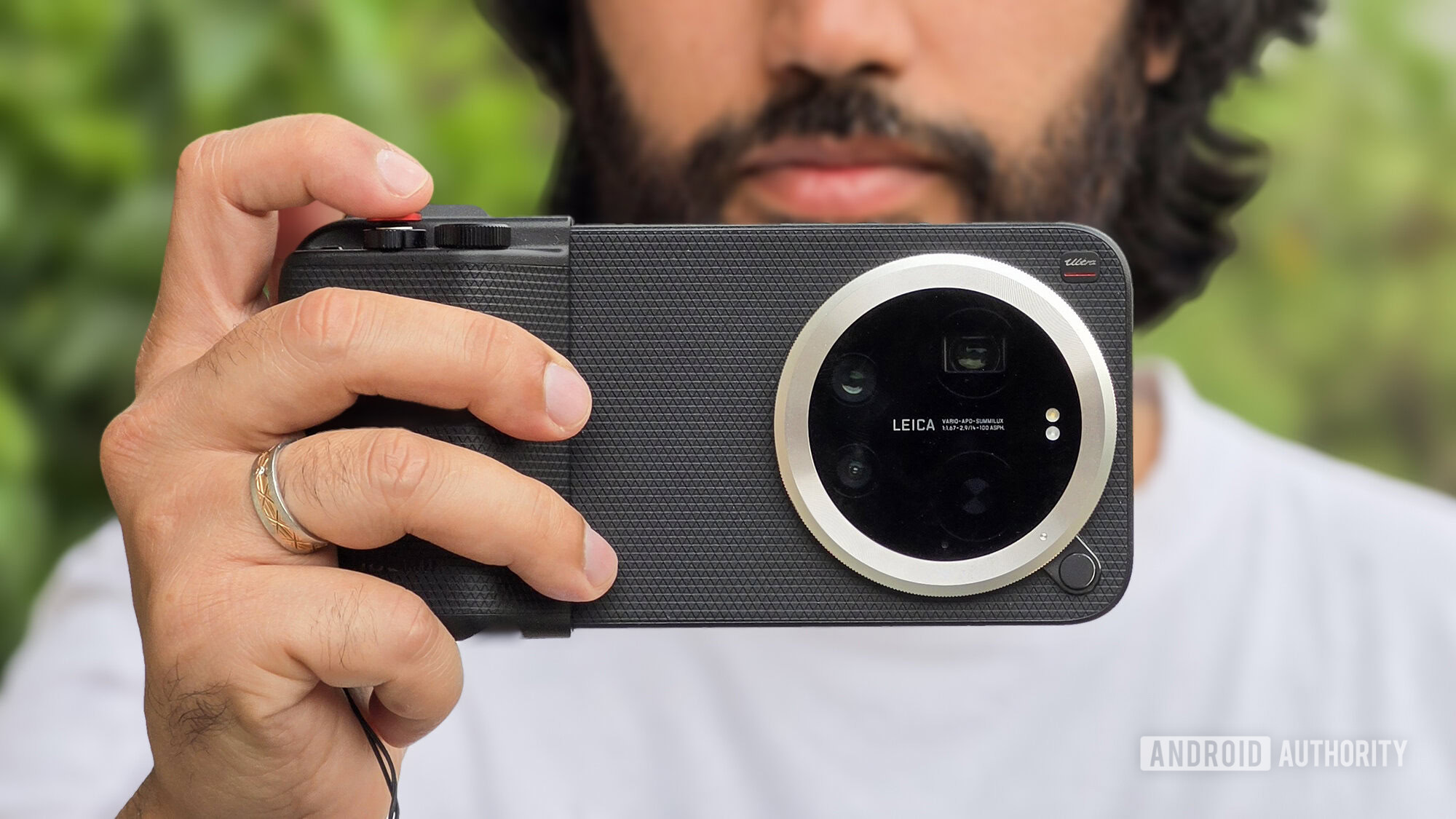 Xiaomi 17 Ultra camera photography kit grip in hand