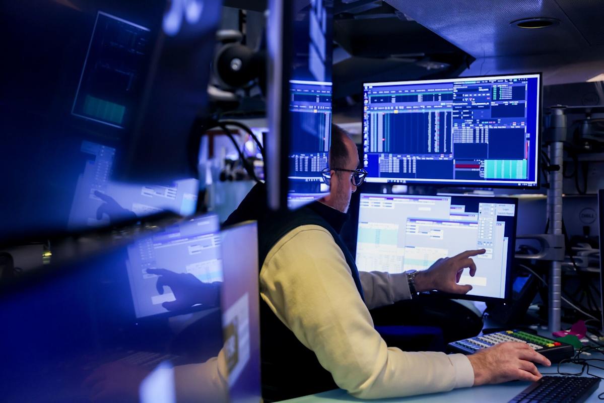 Momentum-Obsessed Traders Seek Clues on Iran Truce